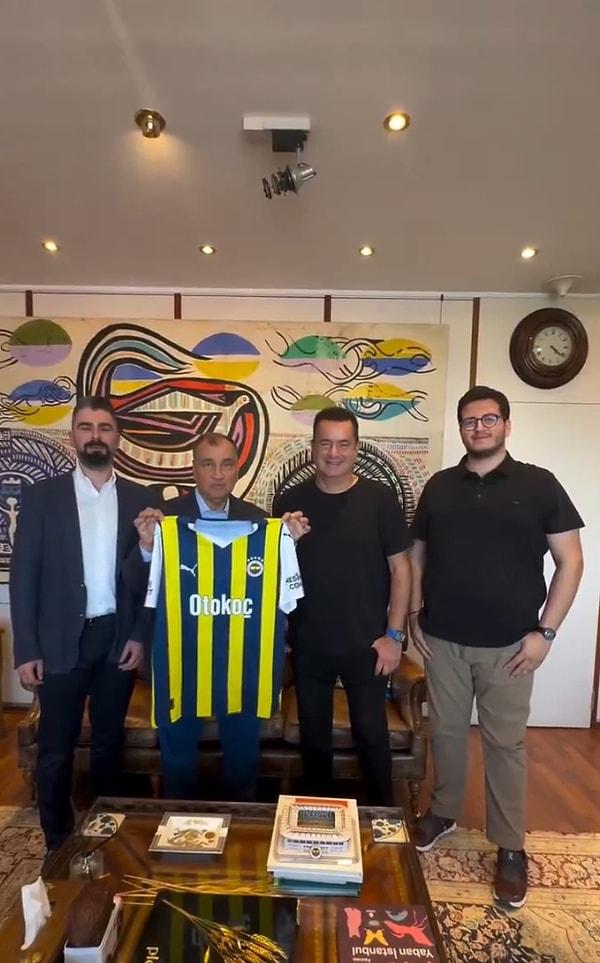 Ali Koç’un yönetim listesinde bulunan Acun Ilıcalı da Fenerbahçeli olan Murat Ülker’i ziyaret ederek “bizimle birlikte mesajı” verdi.
