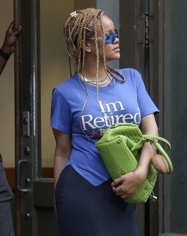 Şimdi de "Emekli oldum" yazılı tişörtle görüntülenen Rihanna'nın hayranlarını bir kez daha hayal kırıklığına uğradı...