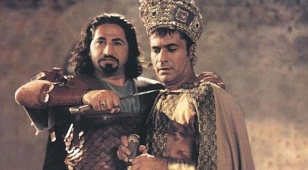 Ocak 2000 yılında vizyona giren 'Kahpe Bizans' filmi absürt komedi örneği olarak dönemine damga vurmuştu. Birçok ünlü oyuncunun rol aldığı filmde elbette en dikkat çekici rol Mehmet Ali Erbil'in canlandırdığı 'İmparator İlletyus'tu.