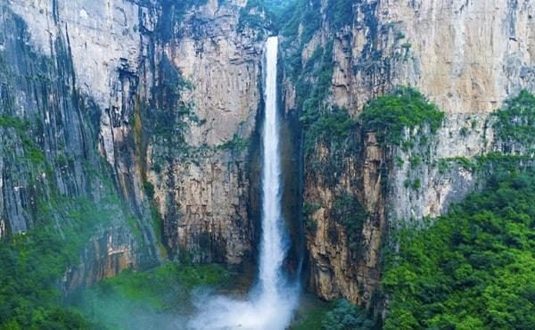 Her yıl yüzlerce turist ağırlayan ve Çin'in en yüksel şelalesi olarak bilinen 324 metre yüksekliğindeki Yuntai Dağı Şelalesi'ne borular yardımıyla su verildiği ortaya çıktı.