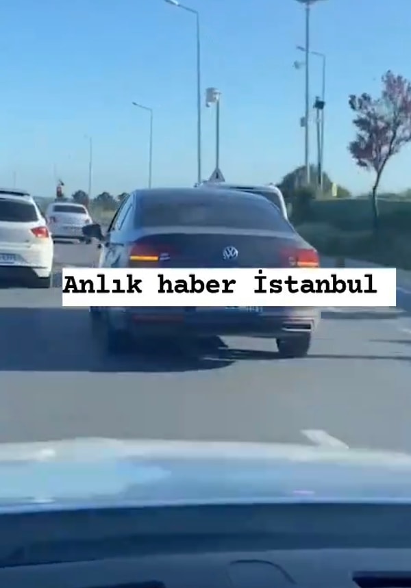 Trafiğin kilit olduğunu görmelerine rağmen kendi kendilerine rollenmeye başlayan iki araç, diğer araçları sollayarak gitmeye başladı.