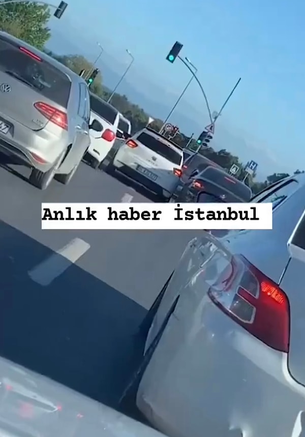 Siyah önden gidiyor, beyaz da onu takip ediyordu ki en son hızını alamayan ve kontrol sağlayamayan beyaz araç siyah ile bir başka aracın ortasına girdi.