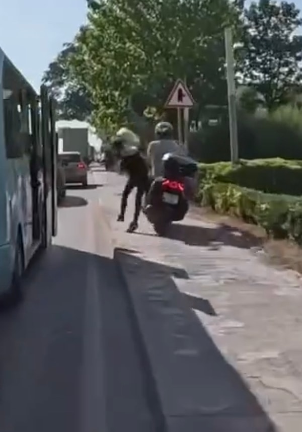 Talihsiz kadın başına geleceklerden habersiz bir şekilde toplu taşımadan kaldırıma inmişti.