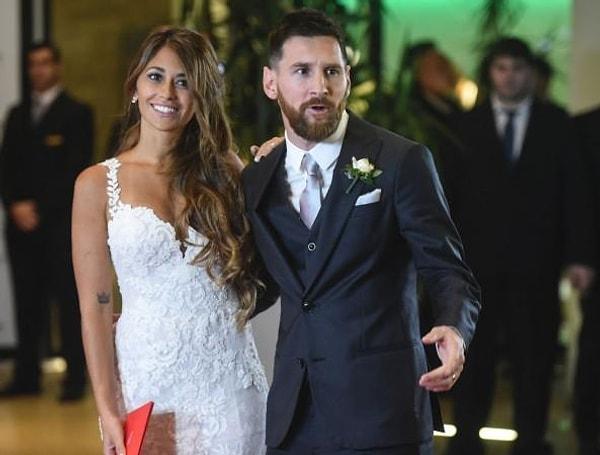 2017 yılında dünya evine giren Lionel Messi ve eşi Antonella Roccuzzo'nun tanışma geçmişleri çocukluk çağlarına dayanıyor. İkili ilişkilerini ilk olarak 2009 yılında doğrulamıştı. Şimdilerde ise evli, mutlu ve çocuklu olan çiftin, üç tane de erkek çocuğu var.