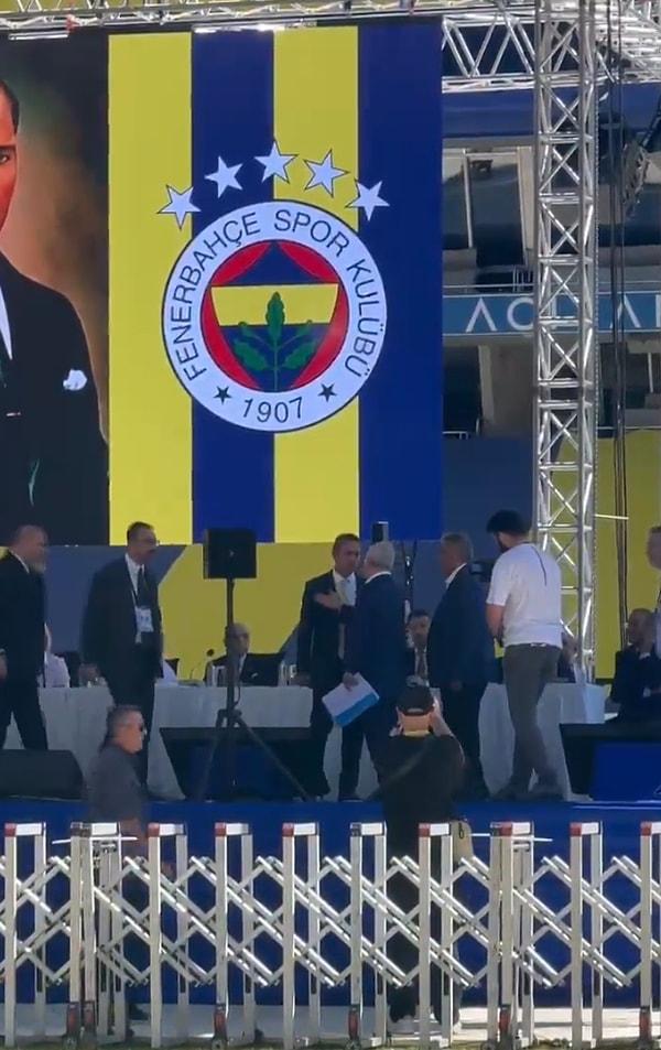 Fenerbahçe Başkan Adayı Aziz Yıldırım, Ali Koç yönetiminde yer alan Erol Bilecik’in kürsüde Fenerbahçe’nin borçlarını açıklarken tepki gösterdi.