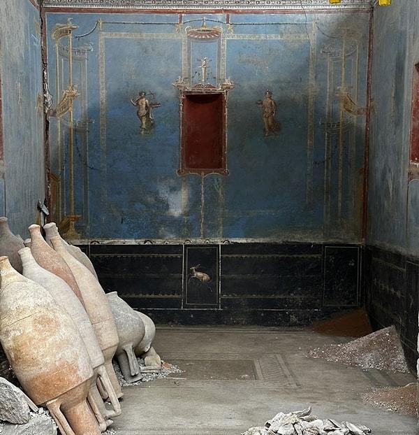 Arkeologlar, İtalya'nın Pompeii kentindeki son kazılarda, antik bir Roma tapınağına ait olduğu düşünülen ve karmaşık bir şekilde süslenmiş bir mavi odayı keşfettiler.