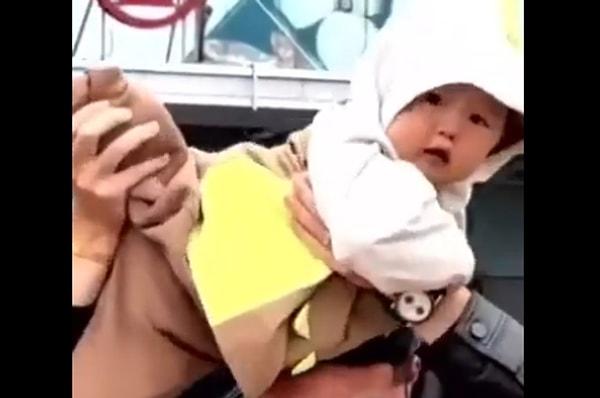 Tatlı mı tatlı bir bebeği olan bir baba, sağanak yağmura yakalananınca bebeğini başının üstüne siper etti. O anlar izleyenleri oldukça şaşırttı.
