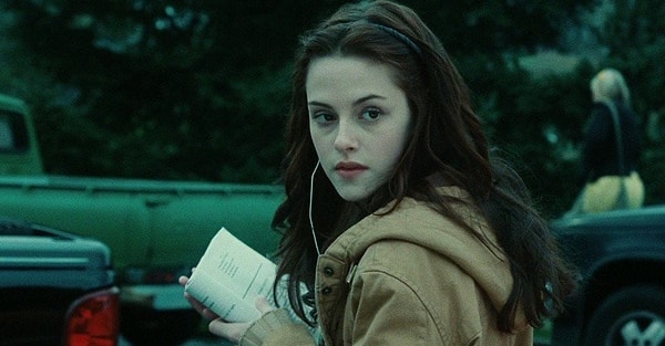 Kristen Stewart, 2008 yılında 'Alacakaranlık' (Twilight) film serisindeki Bella Swan rolüyle artık hepimizin tanıdığı bir isim. Zira bu rol onu dünya çapında üne kavuşturdu ve büyük bir genç hayran kitlesi kazandırdı.