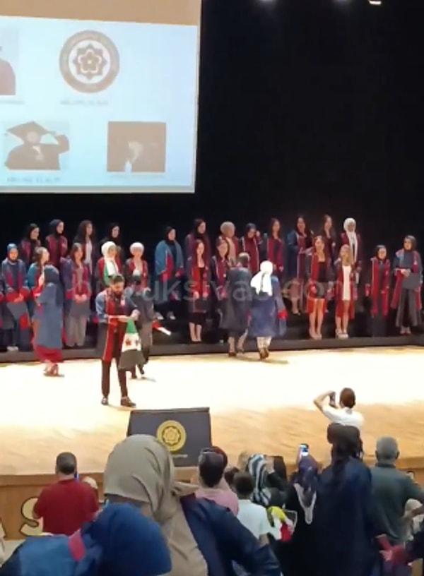 Ameliyat Hizmetleri Bölümünden mezun olan öğrenci, mezuniyet töreninde Suriye bayrağı açtı.