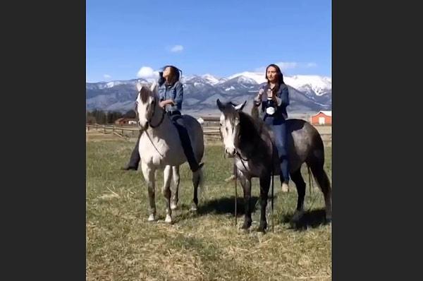 İki kadın atın üstünde şampanya patlattıkları bir video çekmek istedi.