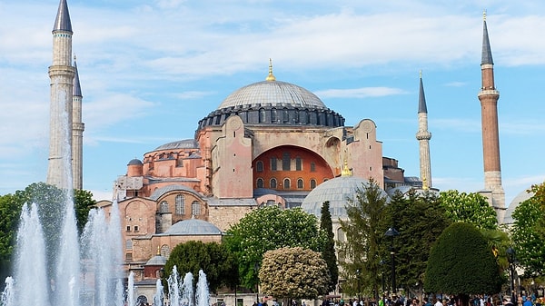 Yaklaşık 1500 yıl önce inşa edilen Ayasofya, günümüzde insanlığın sahip olduğu en değerli kültür varlıkları arasnda.