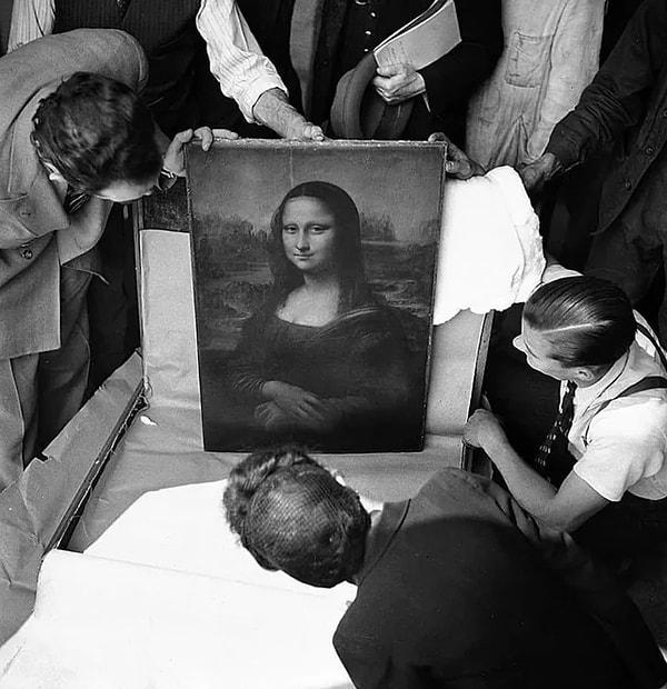 1. İkinci Dünya Savaşı'nın sonunda koruma amaçlı saklanan Mona Lisa'nın tekrardan çıkarıldığı o an. (1945)