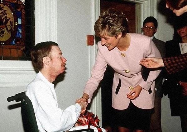6. Prenses Diana, dünya medyasının önünde, bir AIDS kurbanının elini eldivensiz sıkarak HIV/Aids'in insandan insana dokunarak geçtiği fikrine alenen meydan okudu.