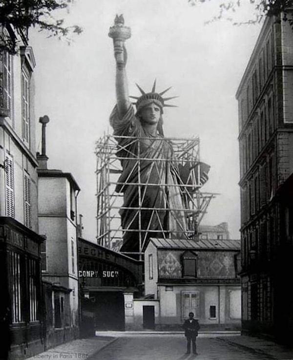 9. Sökülüp New York'a gönderilmeden hemen önce Paris'in göbeğinde yükselen Özgürlük Heykeli. (1884)
