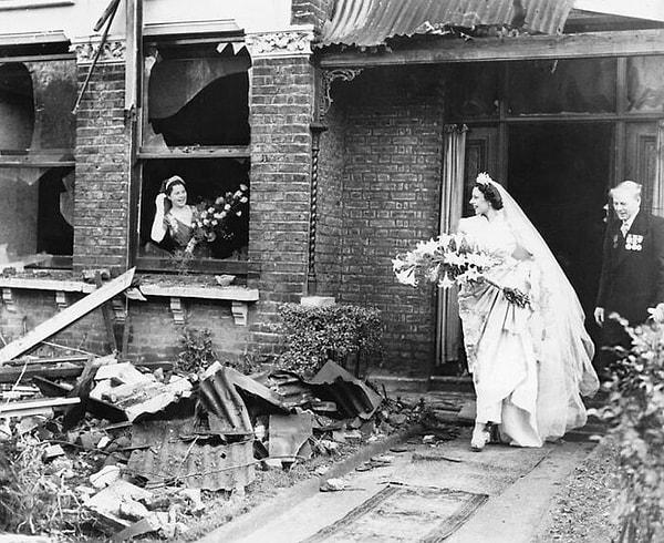 11. Londra'da yeni bombalanmış evinden evlenmek için ayrılan gelin. (1940)