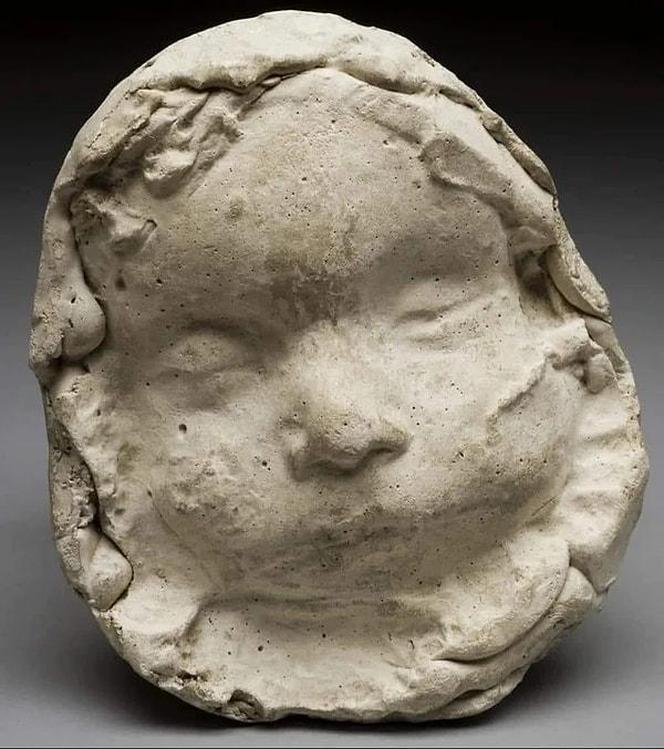 2. 1800 yıl önce ölen Romalı bir bebeğin yüzü.