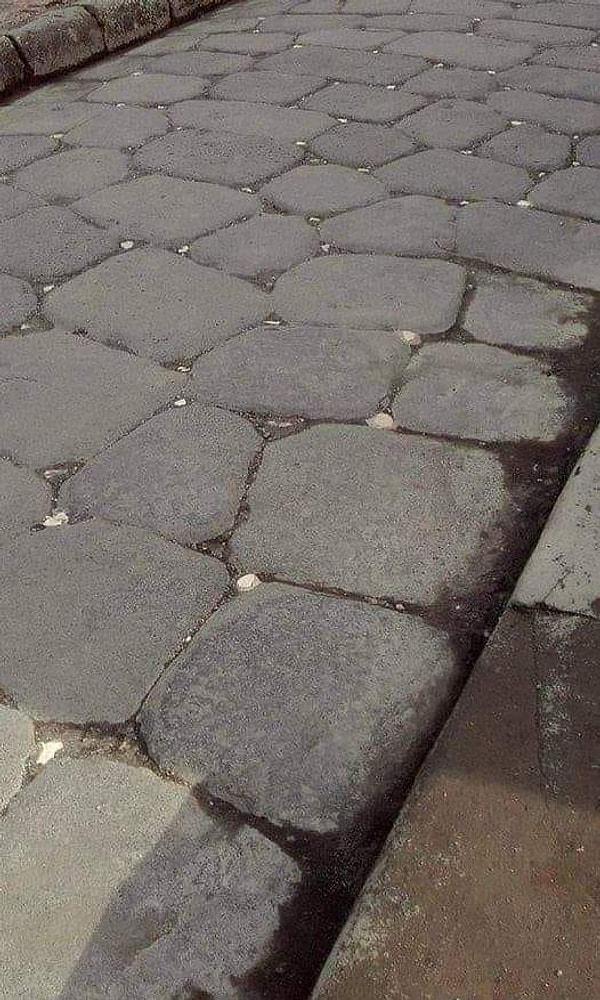12. Antik Roma'da yollar, ay ışığını yansıtan beyaz taşlarla (kedi gözleri) süslenir ve hava karardıktan sonra insanların sokakta yürümesine yardımcı olmak için sokak lambası görevi görürdü.