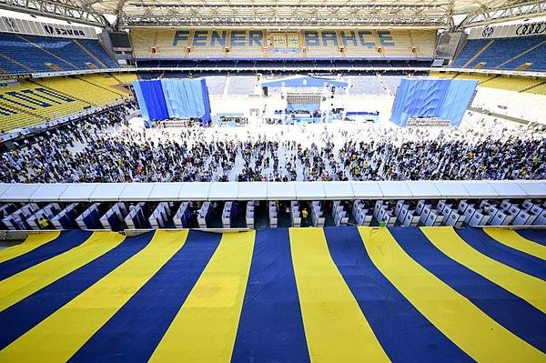 Fenerbahçe'de bugün gerçekleşen seçim öncesinde başkan adayları Ali Koç ve Aziz Yıldırım sürpriz bir kararla canlı yayına çıktı.
