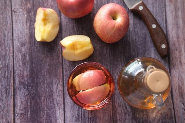 Elma sirkesi kan şekeri seviyelerini düşürerek ve insülin duyarlılığını artırarak tip 2 diyabetin yönetilmesine yardımcı olabilir.