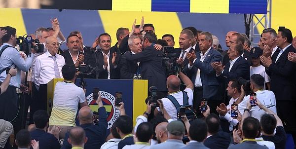 Mevcut başkan Ali Koç ile eski başkan Aziz Yıldırım, seçim sonuçlarının ardından birbirlerini kutladı.