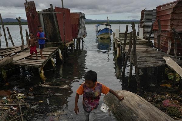 Gardi Sugdub, Panama'da iklim değişikliğinin neden olduğu deniz seviyesindeki yükselme nedeniyle yer değiştirmesi beklenen 63 kıyı topluluğundan ilki.