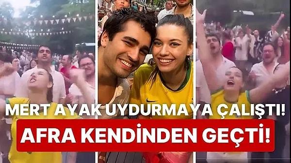 İkinci sezonu tamamlayan Yalı Çapkını ekibi final kutlaması yaptı! O anlardan sızan videoda Afra Saraçoğlu'nun kendini kaybederek dans etmesi ve Mert Ramazan Demir'in de kendisine ayak uydurmaya çalışması kahkaha attırdı!