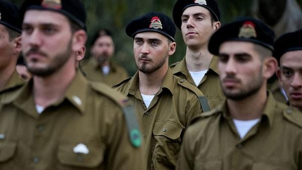 Kadın ve erkekler için İsrail'de 3 yıl zorunlu askerlik hizmeti bulunuyor. Harediler ise 26 yaşına kadar Tevrat Kursları'nda (Yeşiva) eğitim almaları halinde askerlikten muaf tutuluyor.