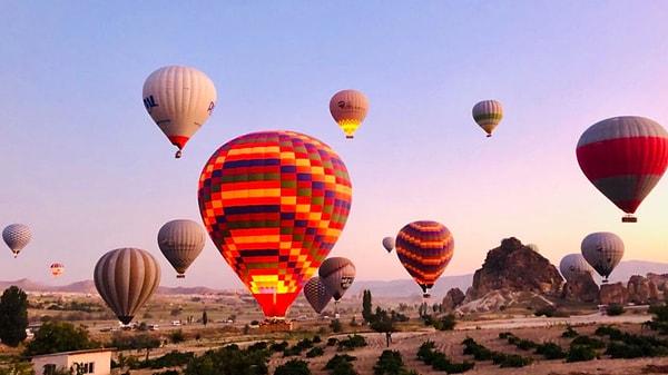 Nevşehir'in sıcak hava balonu turlarıyla ünlü Kapadokya bölgesinde bir balonun kalkışı esnasında ilginç bir olay yaşandı.