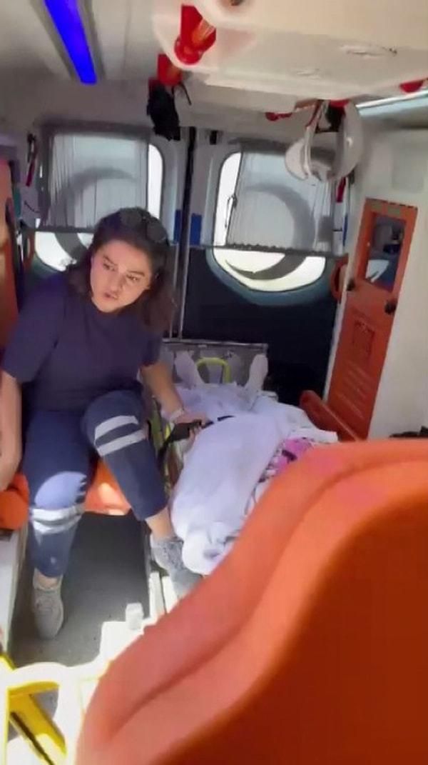 Şahısların engellemesi nedeniyle hastayı götüremeyen ambulans sürücüsü kapıyı açtırarak hastayı göstermek zorunda kaldı.