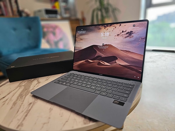 Huawei MateBook X Pro'nun esnek OLED ekranının boyutu 14,2 inç.