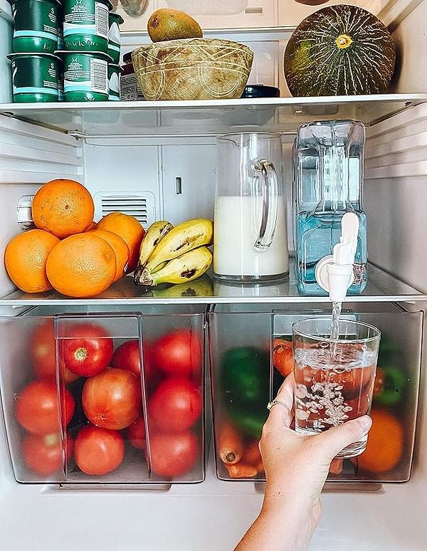 1. Bayram ziyaretine gelen misafirlerinize buz gibi su ikram etmenin en kolay yolu bu buzdolabı su dispenseri.