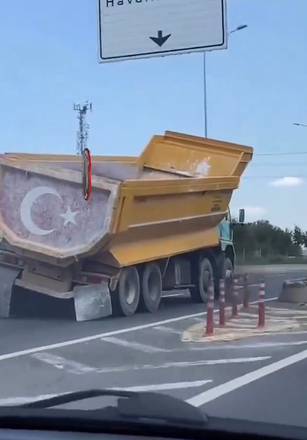 Kamyon sürücüsüne izleyiciler  trafik canavarı diyerek yaratmış olduğu tehlikeye öfke gösterdi.