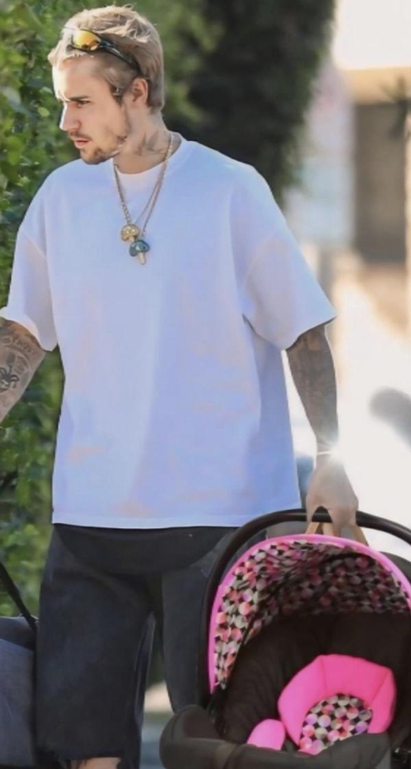 Biricik karısının isteğine saygı gösteren Justin Bieber, bir bebek mağazasını kapatarak alışveriş yapmasına ve görüntü vermek istememesine rağmen kameralara pembe detaylı bebek arabasıyla yakalanınca kız bebek iddialarının önüne geçilemedi.