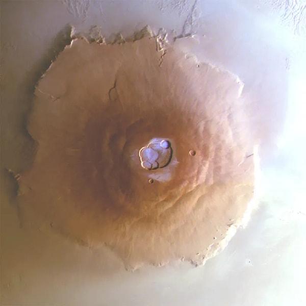 Mars'taki bu Tharsis bölgesinde pek çok volkan bulunuyor. Olympus Mons, Tharsis Montes gibi volkanlar haricinde Ascraeus, Arsia Mons ve Pavonis gibi volkanlar da var.