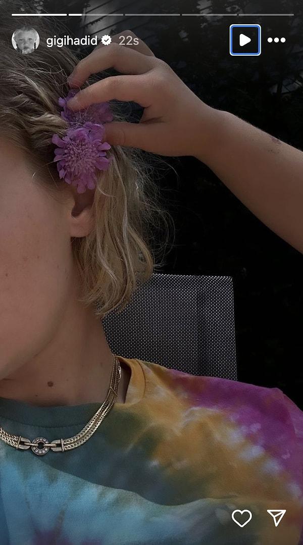 Gigi Hadid'in kızı saçına çiçek taktı.
