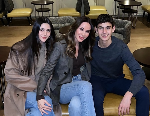 Tescilli güzelin sosyal medya hesabından çocuklarıyla yaptığı paylaşımlar olmasa yaşına kimse inanmazdı herhalde! Ünlü mankenin biri 18 diğeri 15 yaşında boyu kadar iki çocuğu var...