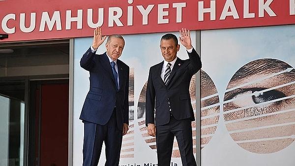 Cumhurbaşkanı Recep Tayyip Erdoğan, 18 yıl sonra ilk kez CHP Genel Merkezi'ne ziyaretti bulundu. CHP Genel Başkanı Özgür Özel, Erdoğan'ı kapıda karşılarken, devlet krizine karşına Cumhurbaşkanı için özel oda hazırlandı ve genel merkeze forslu bayrak çekildi.