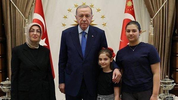 Fotoğrafın, Cumhurbaşkanı Recep Tayyip Erdoğan’ın CHP lideri Özgür Özel ve Sinan Ateş'in eşi Ayşe Ateş ile görüşeceği gün yapılması özel bir anlam ve mesaj içerdiği yönünde algılandı.