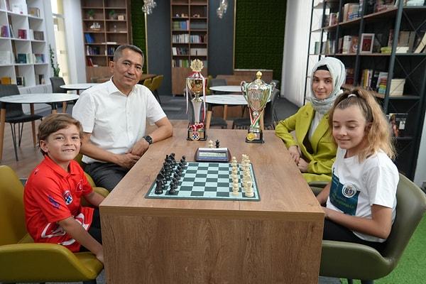 Kursa kısa sürede büyük ilerleme kaydeden Taha satrançta önce Balıkesir şampiyonu oldu ardından da Antalya'da düzenlenen turnuvada Türkiye şampiyonu oldu.