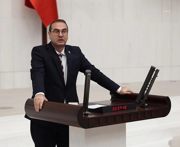 Toplantıda, İYİ Parti Çanakkale Milletvekili Rıdvan Uz, Meral Akşener’in parti binalarında olan fotoğraflarının indirilmesini talep etmiş.