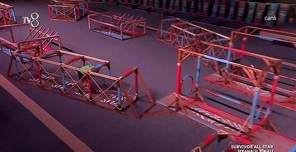 14. Survivor All Star'ın yarı finali için İstanbul'da kurulan parkur basitliğiyle gündem oldu. Çocuk oyuncağı gibi görülen parkur goygoy etkisi yarattı!