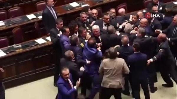 Beş Yıldız Hareketi (M5S) milletvekili Leonardo Donno, İtalya bayrağı açarak kanun teklifine tepki gösterdi. İktidar partilerindeki milletvekilleri, harekete sert tepki göstererek Donno’ya yumrukla saldırdı.