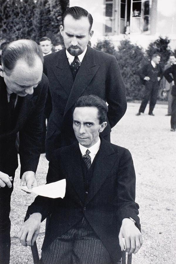 4. Joseph Goebbels, fotografçısının bir Yahudi olduğunu öğreniyor ve nefret içerisinde bakıyor.