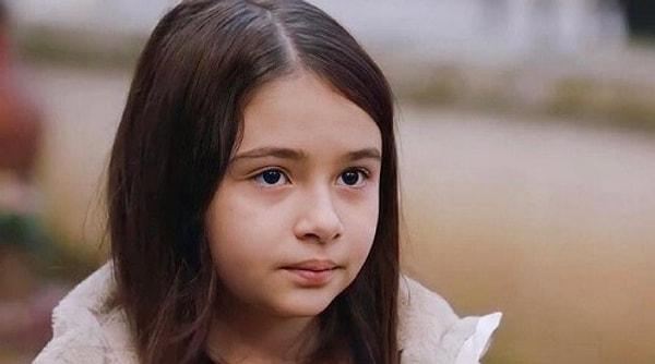 Meğer biz bu küçük kızı daha öncede ekranlarda görmüşüz. Herkes onu Yargı'dan hatırlıyor ama o Bir Aile Hikayesi'nde de oynamış.