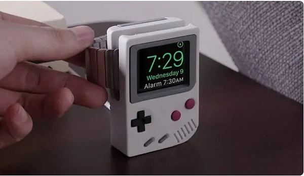 6. 80' ve 90'ların çocuklarına hediye edilebilecek nostaljik bir Apple Watch standı.