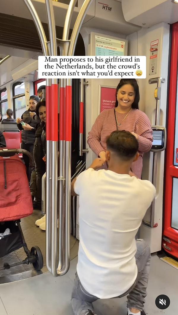 Hollanda'da bir kişi, sevgilisine tramvayda evlenme teklif etti.