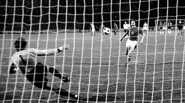 5. 1976 yılında gerçekleşen 4 takımla düzenlenen son Avrupa Futbol Şampiyonasını kim kazanmıştır?