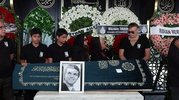 Murat Soydan'ın cenazesi, bugün öğle namazından sonra Ataköy 5. Kısım Ömer Durak Cami'nden kaldırıldı. Zincirlikuyu Mezarlığı'nda defnedilen oyuncunun cenazesine Nuri Alço, Cihat Tamer ve Birol Güven gibi ünlü isimler katıldı.