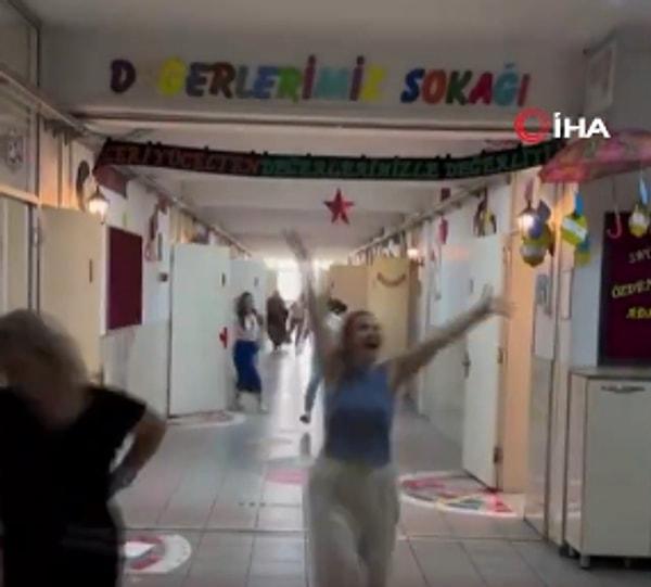 Bursa'da bir ilk okulda eğitim veren öğretmenler de karne gününü coşkuyla kutladılar.