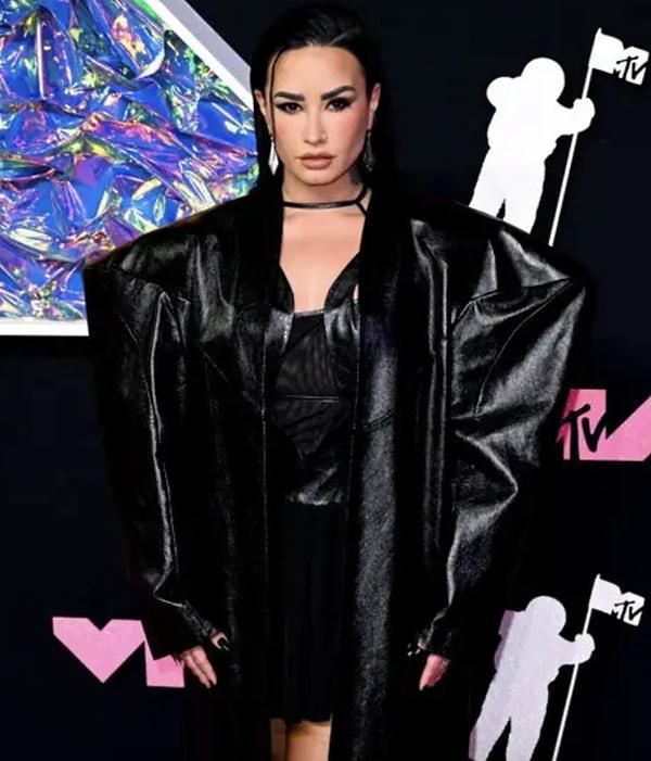 4. Demi Lovato'nun abartılı omuz vatkaları.